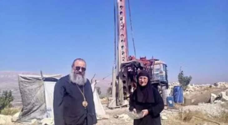 في زحلة وبعلبك راعي يقيمُ الصلاة لأجل مباركة حفر بئر مياه!