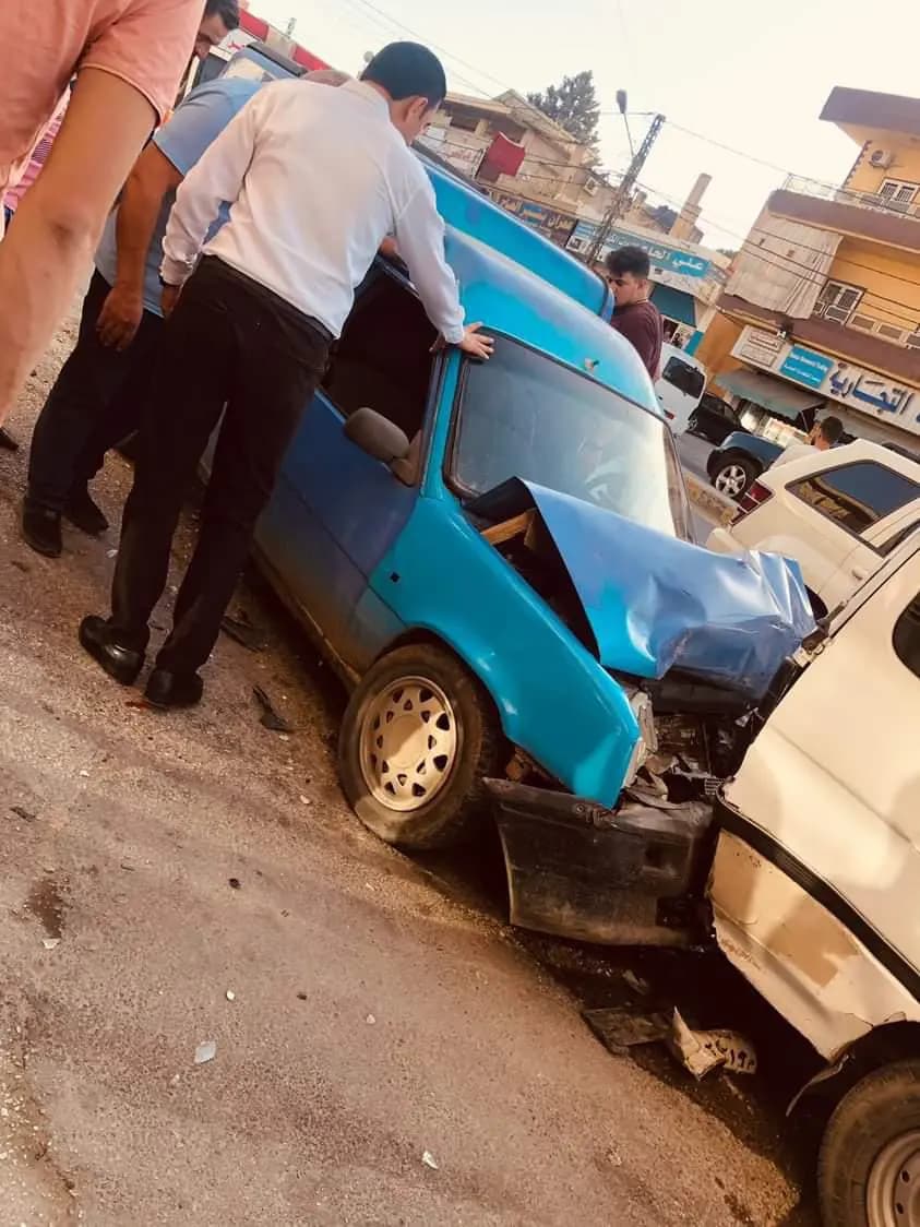 إصابة 5 أشخاص إثر حادث سير على طريق المصنع