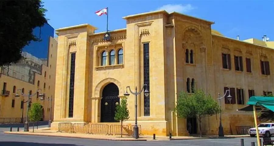 الجلسة تبدأ والمرشحون بالأسماء...