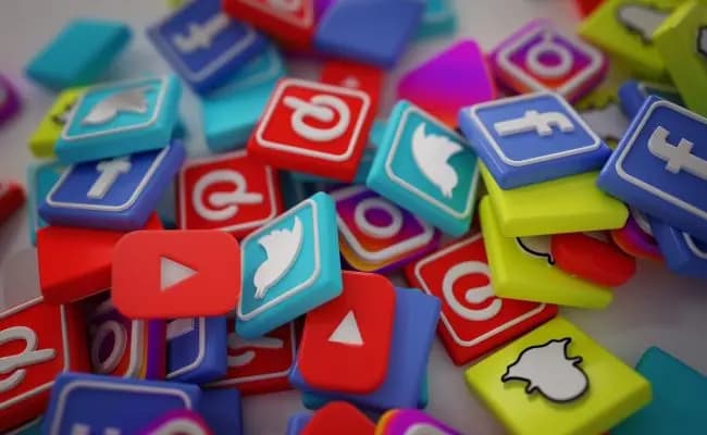 مواقعُ التّواصلِ الاجتماعيّ بين الحقيقة المُرّةِ والوهم المريح..