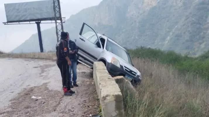 حالات انزلاق للسيّارات على طريق الخردلي بسبب وجود مادة المازوت