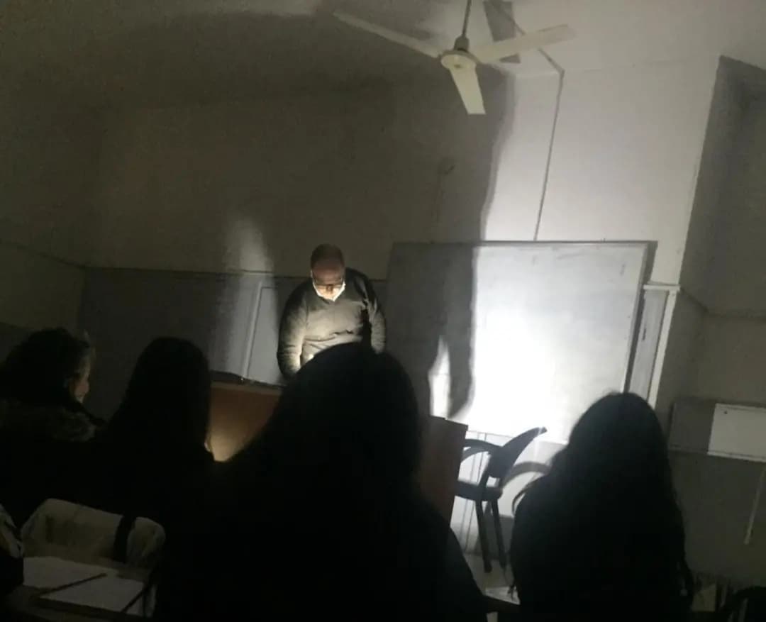 بعد صور "التّعليم على ضوء التلفون"... كيف علّقَ رئيسُ الجامعة اللّبنانية؟