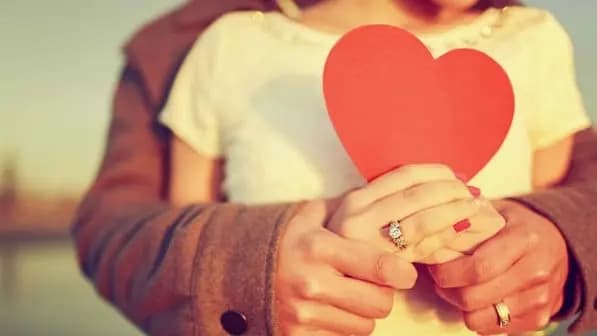 الحُبُّ في زمن الانهيار: العزوبيّةُ تفرضُ نفسَها..!