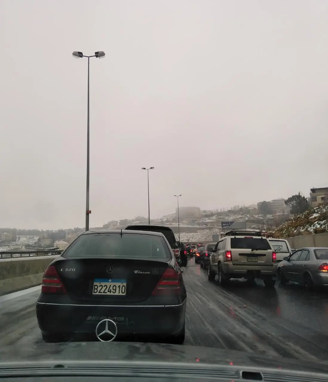 زحمة والسير شبه متوقف على اخر جسر المديرج.