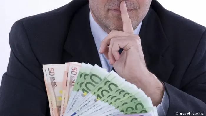 الغرب شعاراتٌ خادعةٌ... والأموالُ العربيّةُ واللبنانية المحجوزة المهرّبة استثمارات في اقتصاده