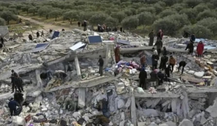 أول قافلة مساعدات في طريقها إلى الحدود التركية وستدخل شمال غرب سوريا اليوم