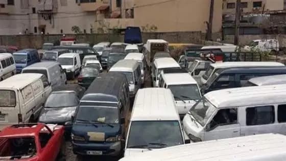 سائقو "الفانات"... يقطعون الطريق الدولية في شتورة