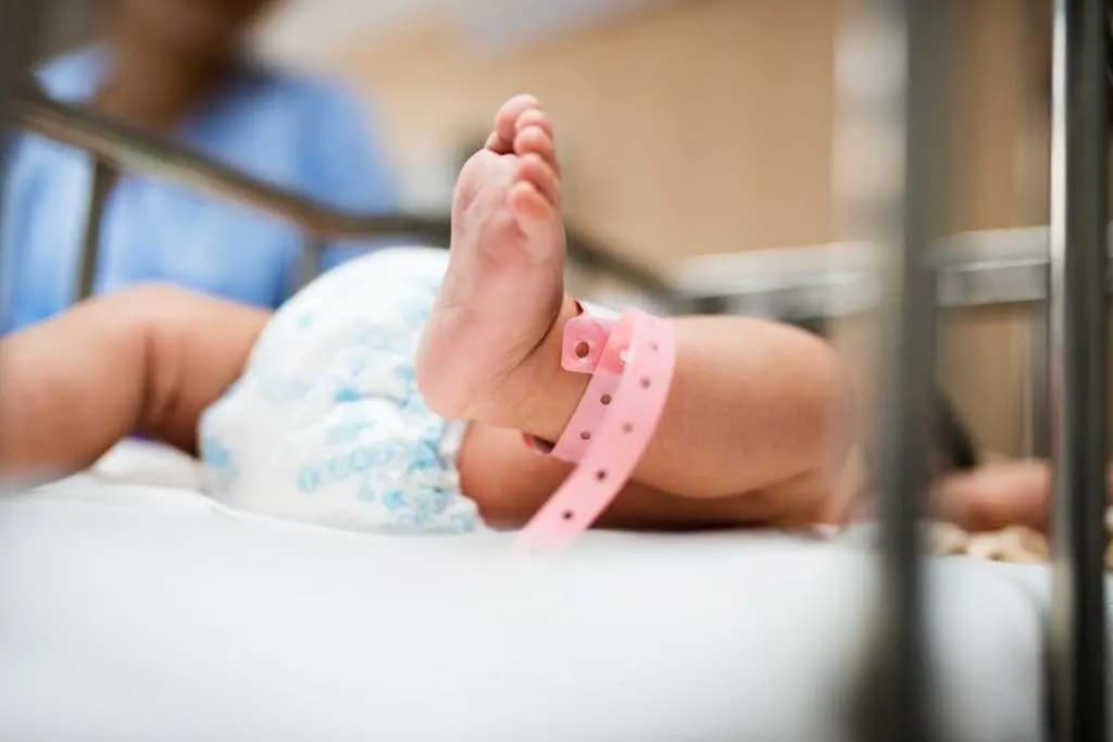 أم وابنتاها خرجن من الرحم ذاته
