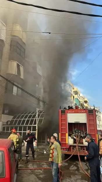 الدفاع المدني: إصابةُ عنصرٍ أثناءَ إخماد النيران داخلَ متجرٍ ومستودعٍ للدراجات النّارية في ‎منطقةِ "نيو روضة"