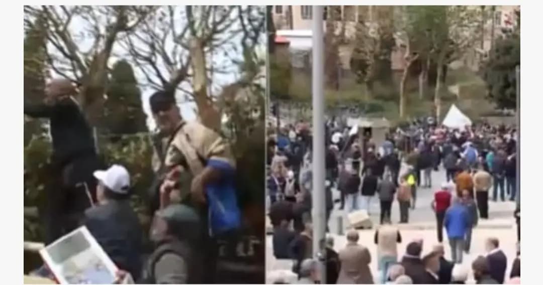 عدد من المتظاهرين يحاولون اجتياز الحواجز الحديدية