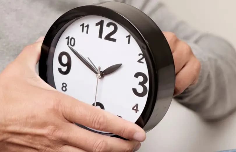 ميقاتي يتّجه الى التراجع عن قرار عدم تقديم الساعة