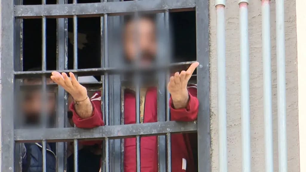 هل تتحوَّل السُّجون في لبنان إلى مكانٍ للفوضى بعد التَّهديد بإيقاف تسليم الطَّعام لها مطلع نيسان؟