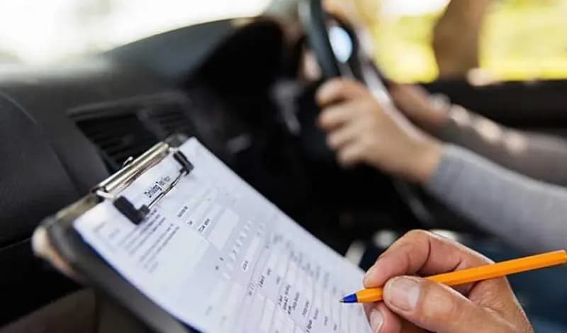 امرأة تجتاز اختبار القيادة بعد 959 محاولة فاشلة