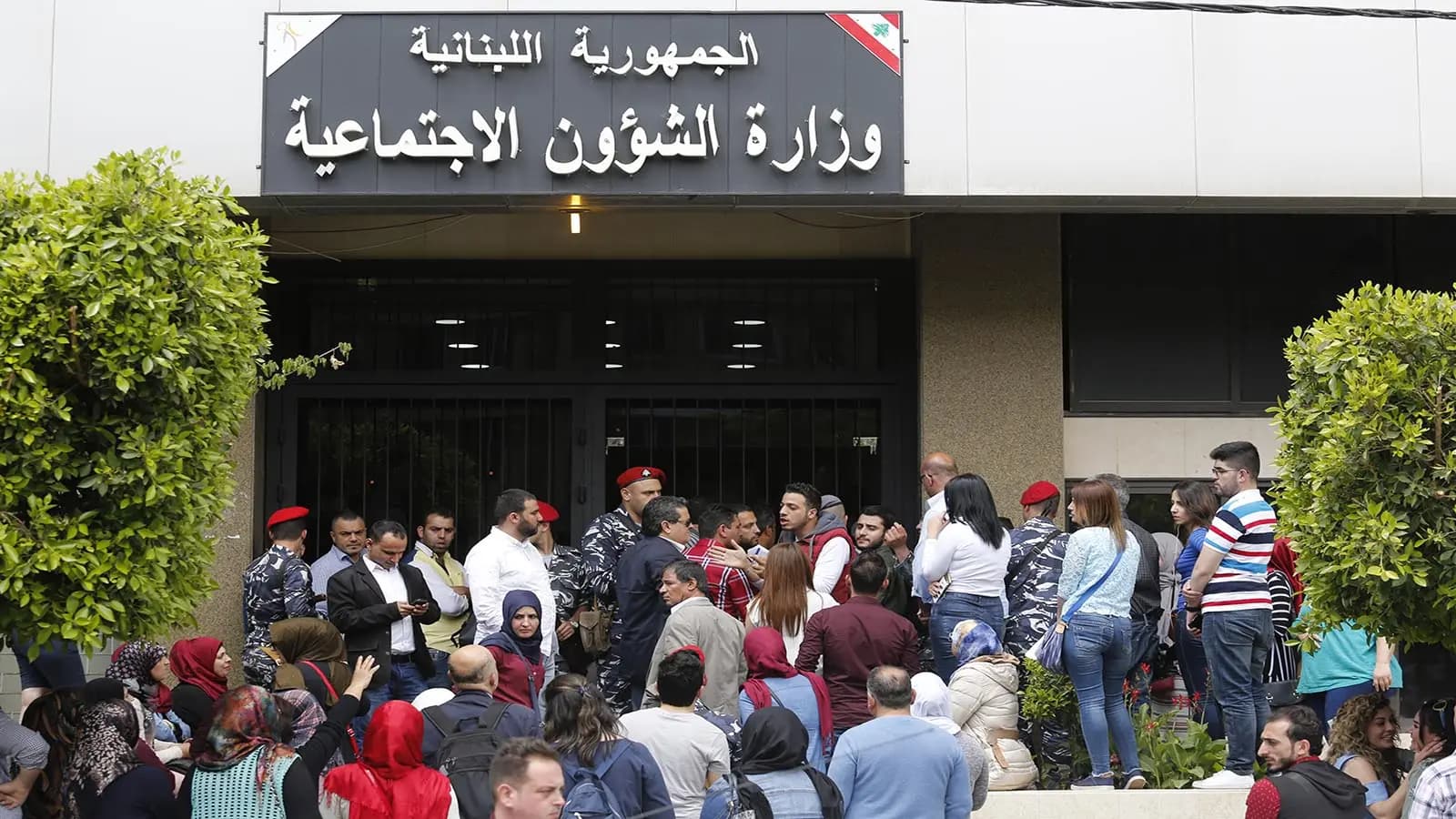 واقعُ موظفي عقود الشّراكة مع الشُّؤون:من 500$ شهريًّا ل 220$ مقابل عامٍ كامل