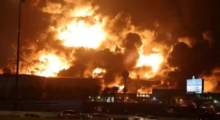 إخماد الحريق بأحد الخزانين اللذين أصيبا في جدة بالسعودية