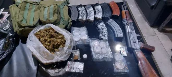 عناصرُ حاجز ضهر البيدر تُلقي القبضَ على شخصين بجرائمَ مختلفة