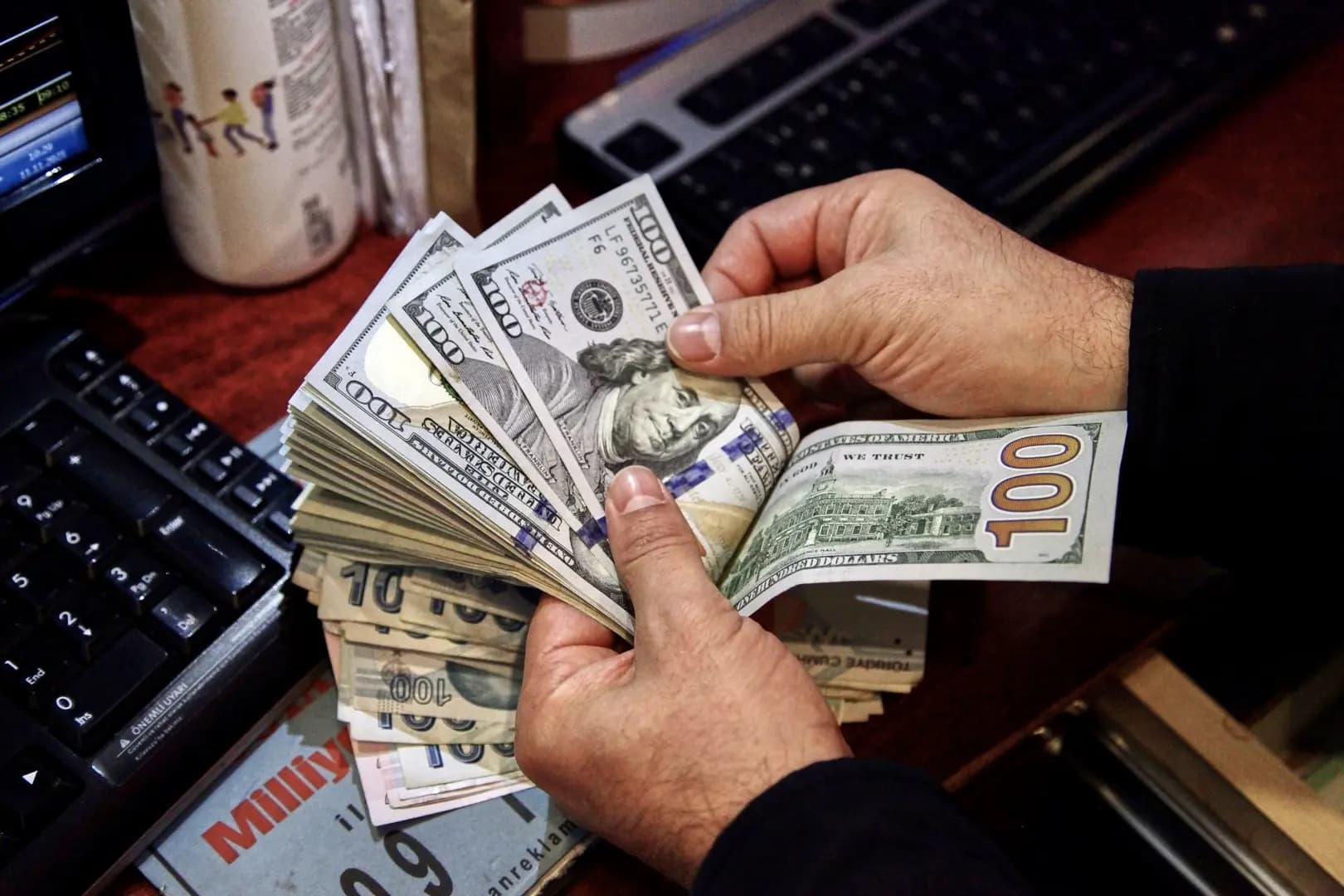 كيف اقفل الدولار مساء اليوم؟