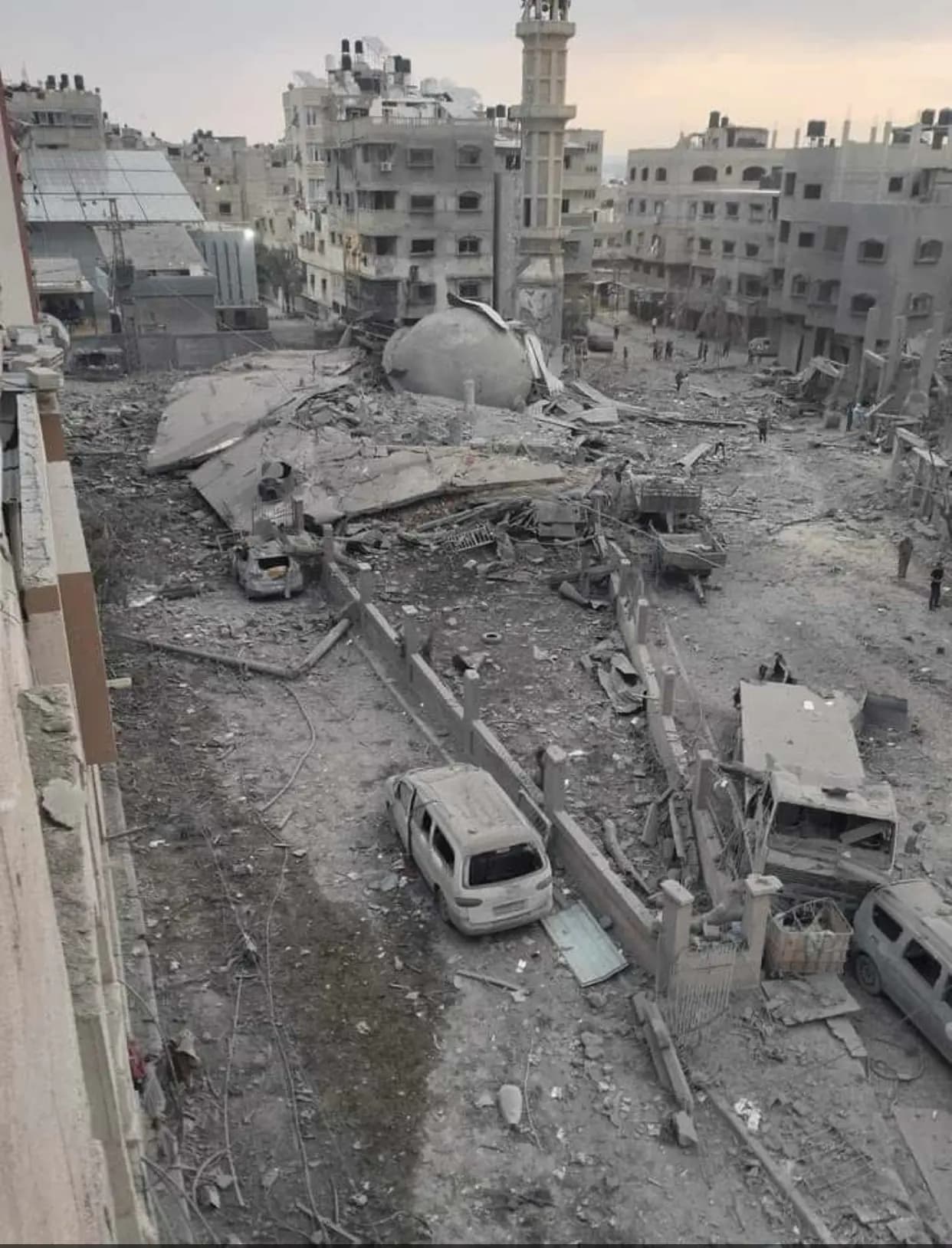 صورة لمسجد اليرموك الذي استهدفه جيش الاحتلال مساء أمس
