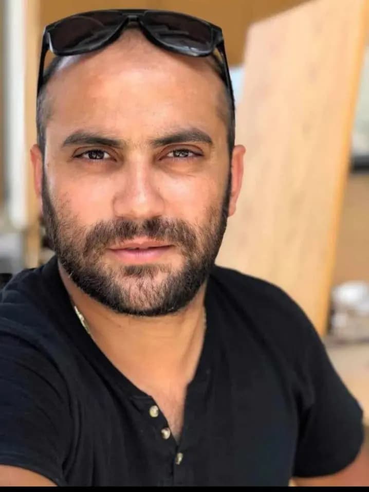 الشهيد الذي سقط قبل قليل في قصف جيش الاحتلال هو مصوّر وكالة رويترز عصام عبدالله