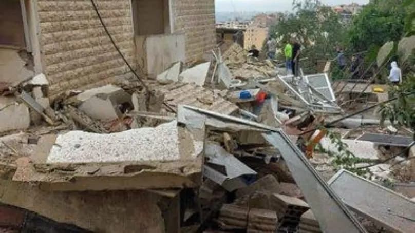 عناصر الدفاع المدني والصليب الأحمر والجيش يعملون على إنقاذ العالقين تحت أنقاض المبنى المنهار في المنصورية