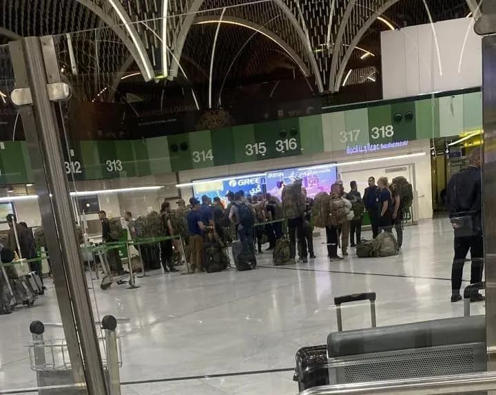 أعداد كبيرة من العاملين والأمنيين والعسكريين والمستشارين الأمريكيين يغادرون العراق عبر مطار ‎بغداد الدولي