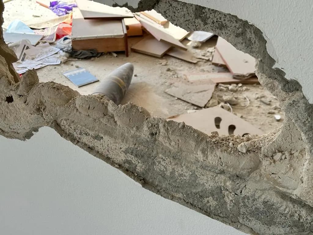 بالصورة - قذيفة أطلقها العدو الإسرائيلي تصيبُ منزلاً في اللبونة بشكل مباشر