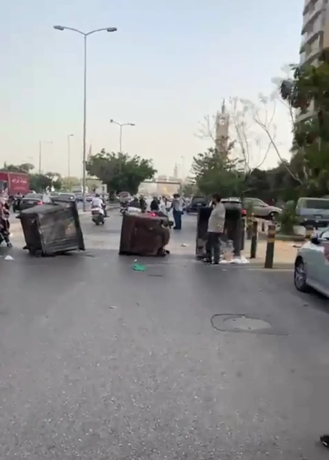 بالصورة: ‏محتجون يقطعون طريق قصقص بمستوعبات النُّفايات