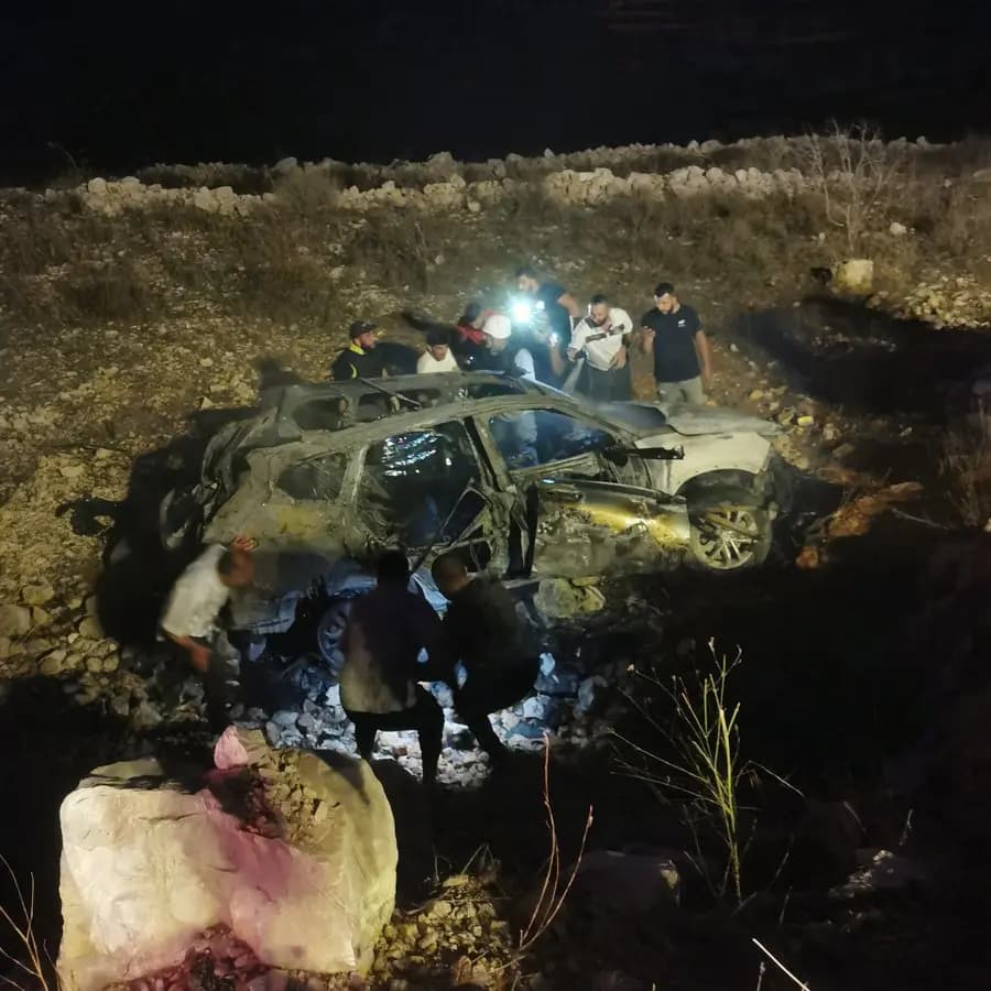 صورة السيارة المدنية المستهدفة قرب حي المعيصرة في عيناتا