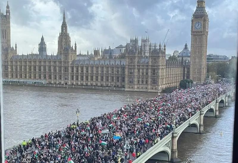 الغارديان": تظاهر مئات الآلاف في لندن يضغط على سوناك للمطالبة بوقف إطـ.ـلاق النـ.ـار
