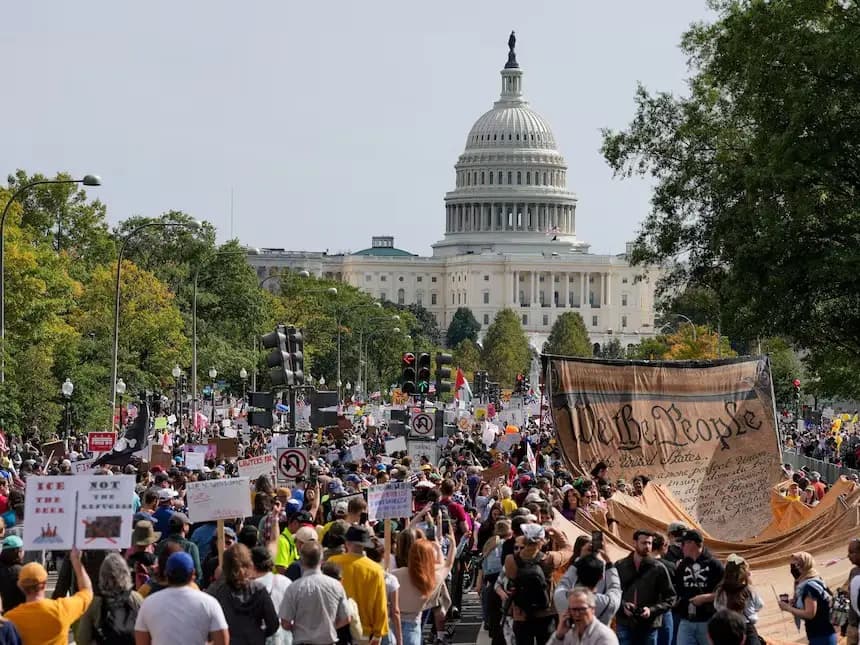 حشود ضخمة تجتاح الولايات المتحدة رفضًا لسياسات ترامب