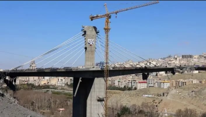 الجسور والسكك الحديدية في إيران تعود للخدمة