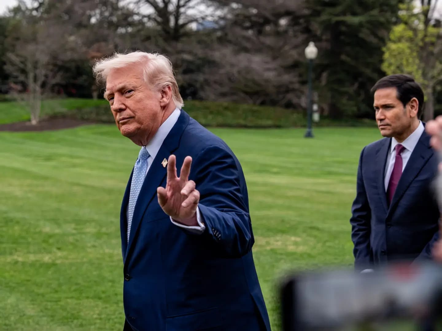 "يومان مذهلان قادمان" .. ترامب: الحرب مع إيران ربما تنتهي قريبًا