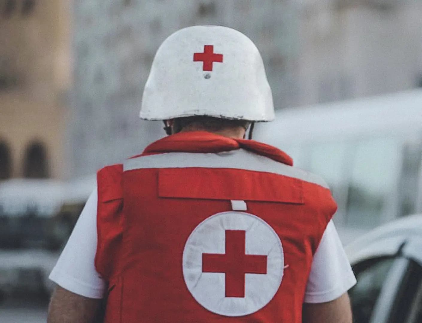 الصليب الأحمر في قلب التصعيد.. شـ.هيد وأضرار في سيارات الإسعاف