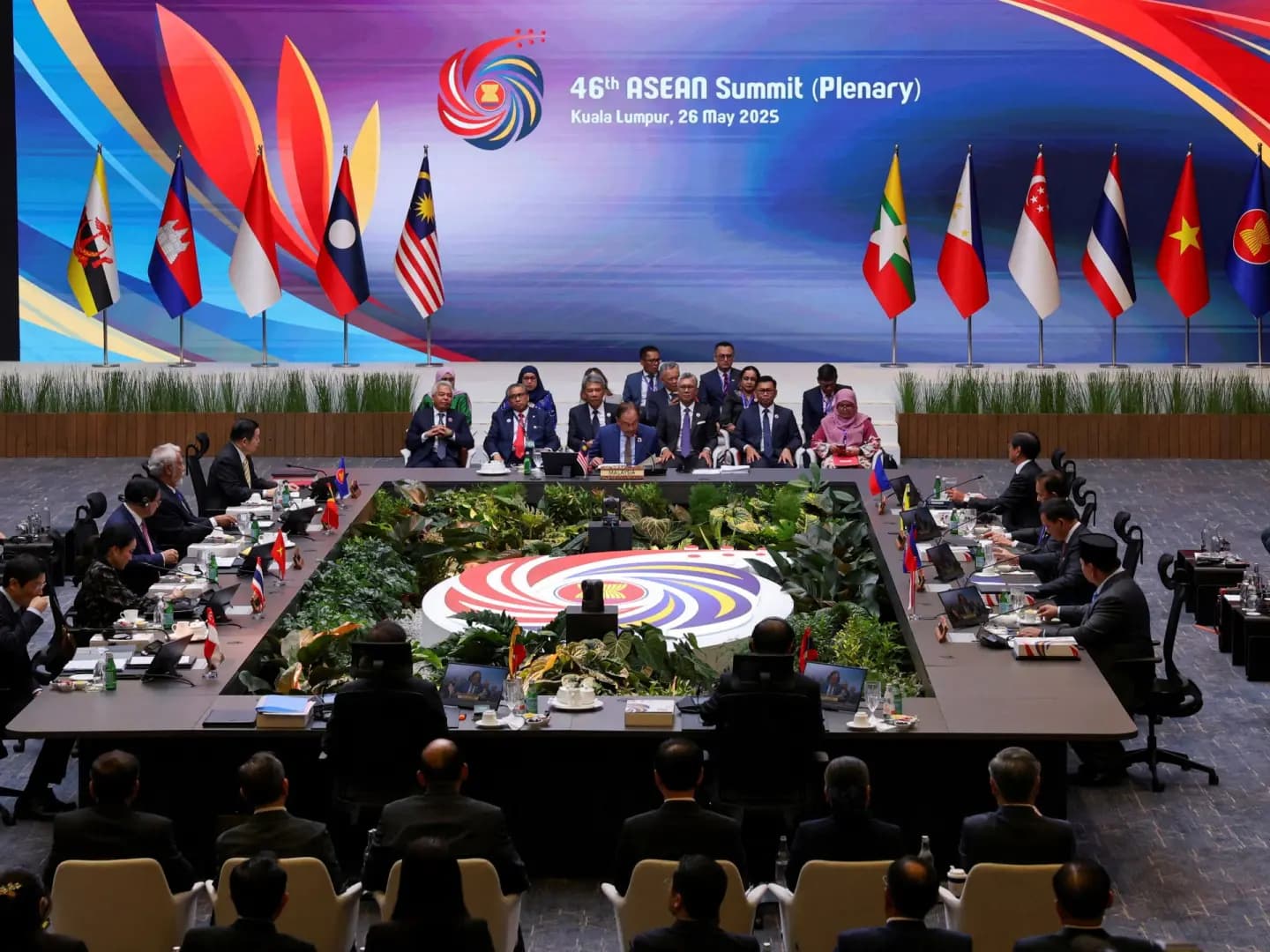 آسيان تدعو لتهدئة في هرمز وعودة المرور الآمن