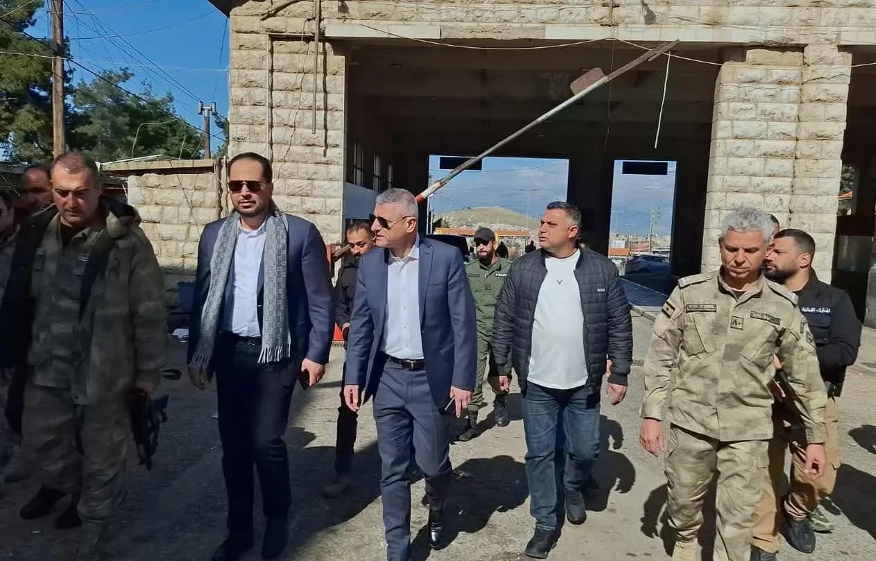 بعد التهديدات.. رئيس المجلس الأعلى للجمارك يجول في المصنع