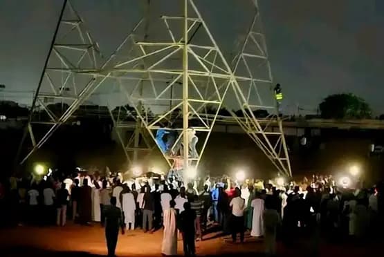 شاب يغرق مدينة عربية بالظلام.. أحضروا الوالي والا!