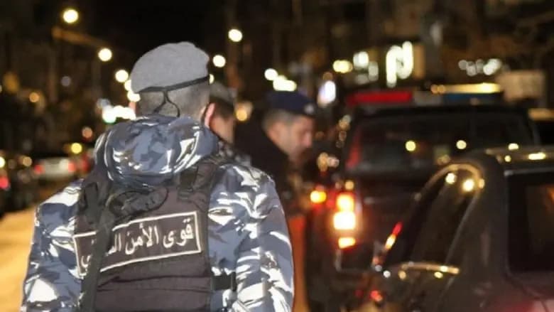 يسرقان المواطنين تحت ضغط التهديد.. والأمن يتحرك