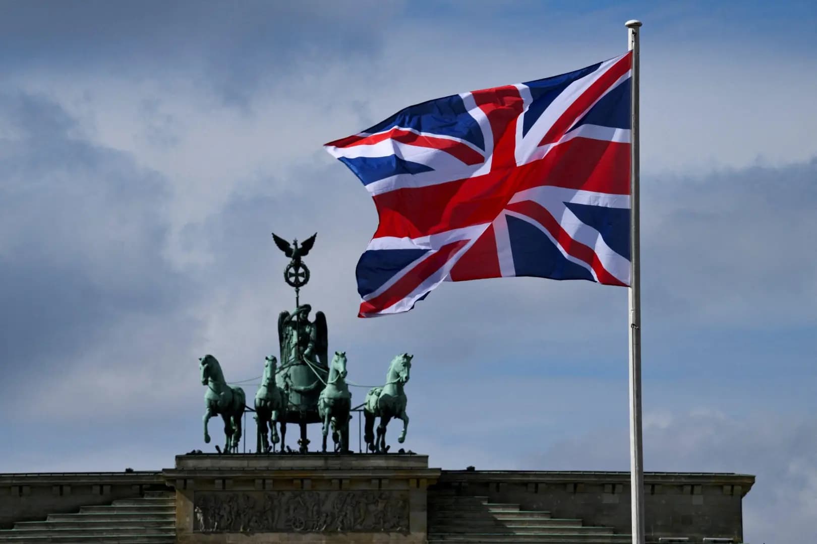 "عليكم المغادرة الآن".. رسالة من السفارة البريطانية إلى رعاياها في لبنان!