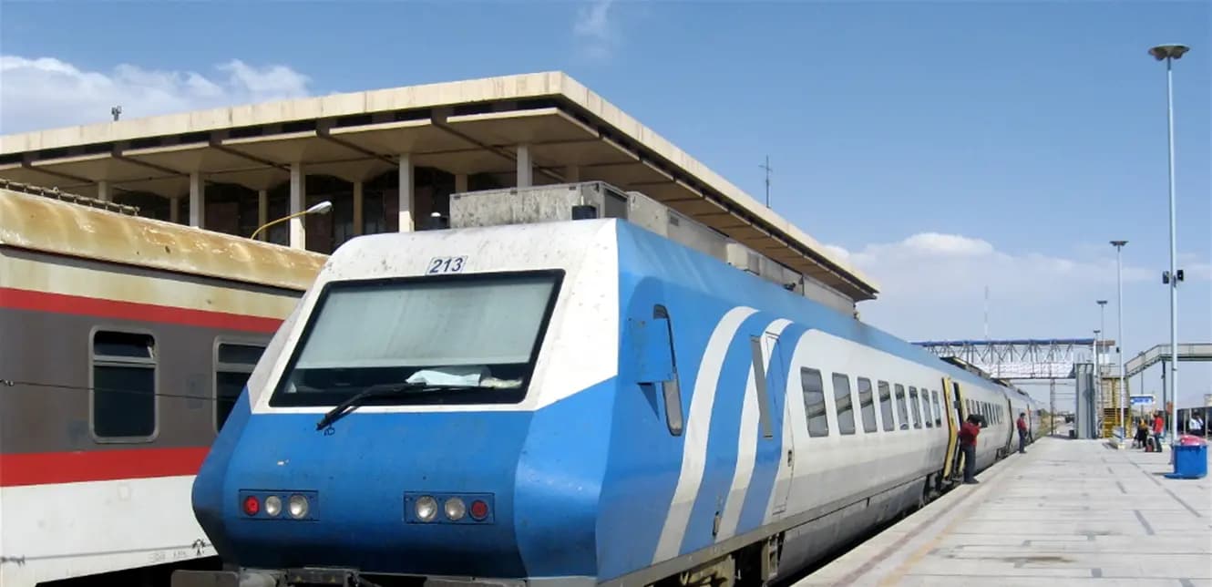 تحذير إسرائيلي عاجل للإيرانيين: تجنبوا القطارات!