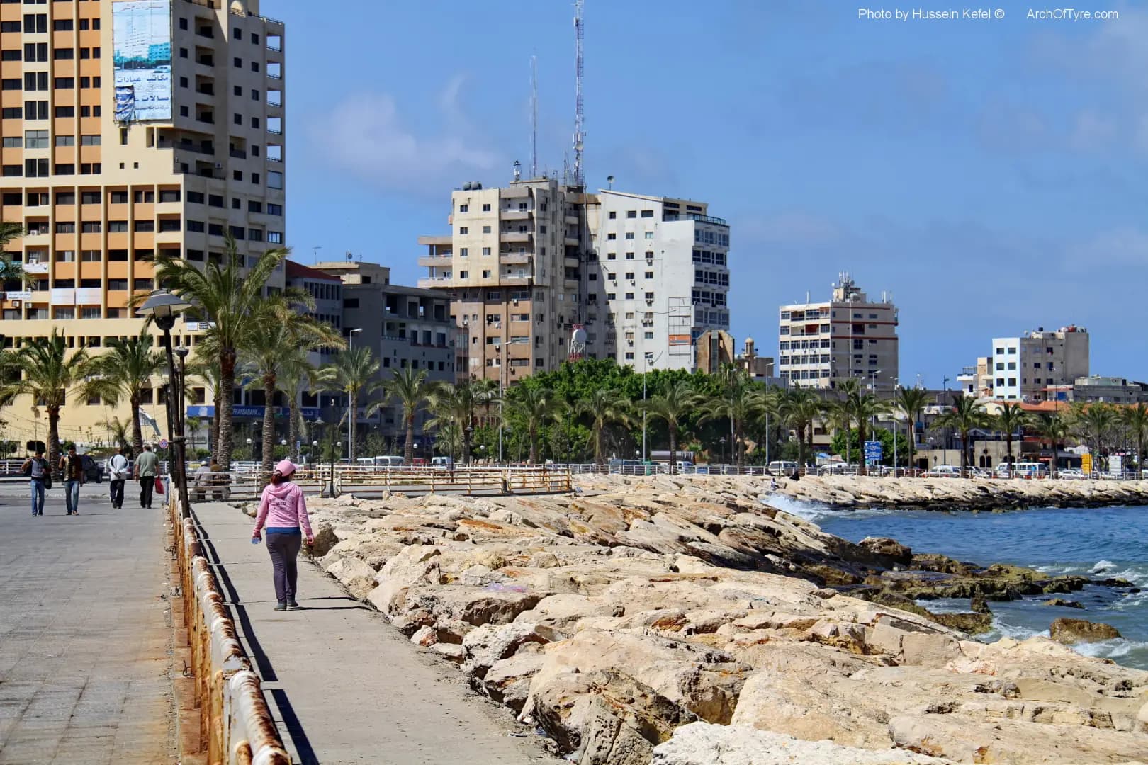 بالصورة: مناشير تحريضية فوق صور
