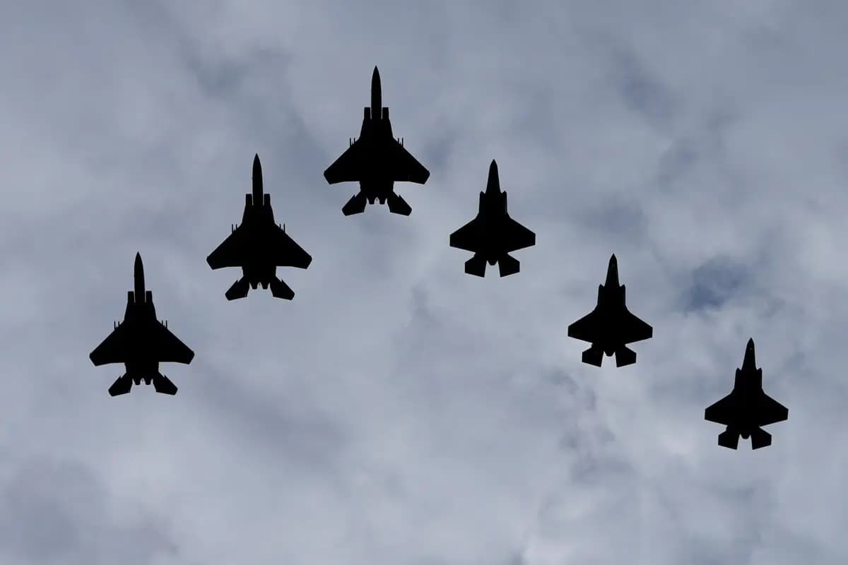 "مكافأة مالية لاعتقاله".. إيران تطارد طيارًا أميركيًا بعد إسقاط طائرته