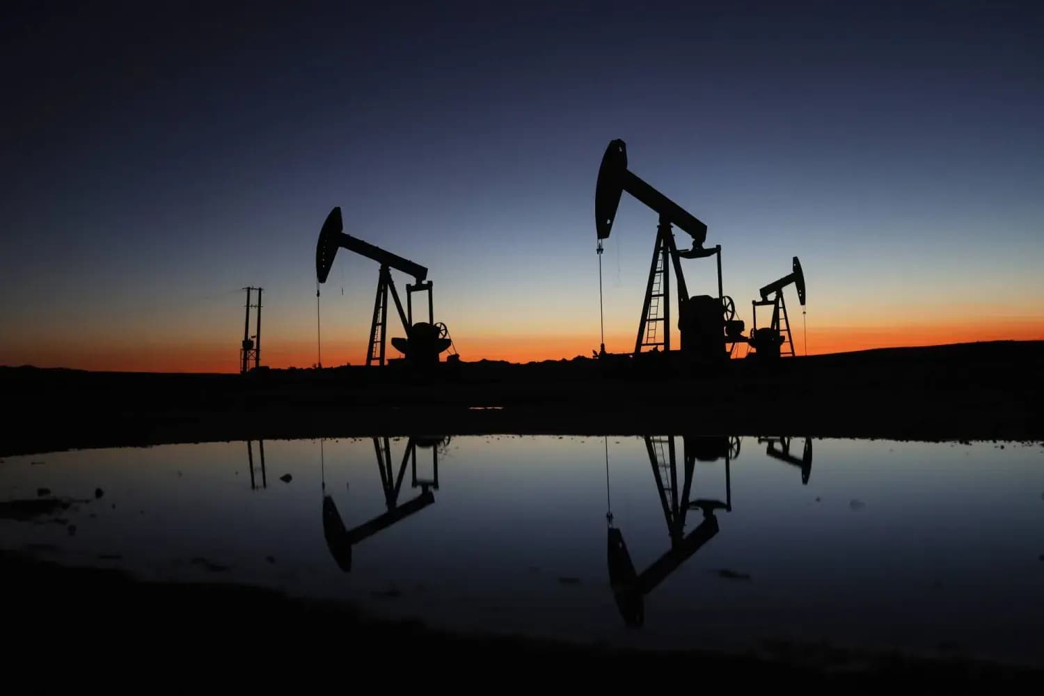 النفط يقفز بعد غارات خارك