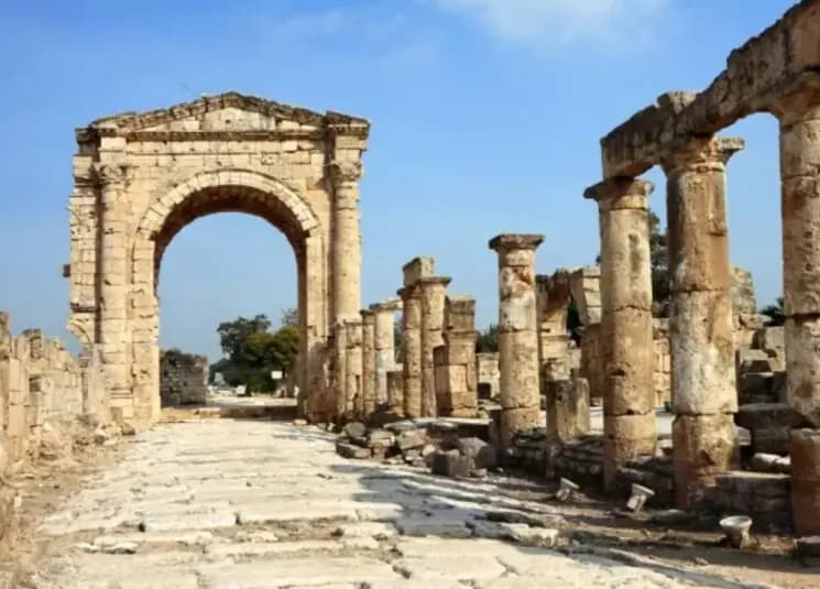 القصف يطال قلعة صور الأثرية!