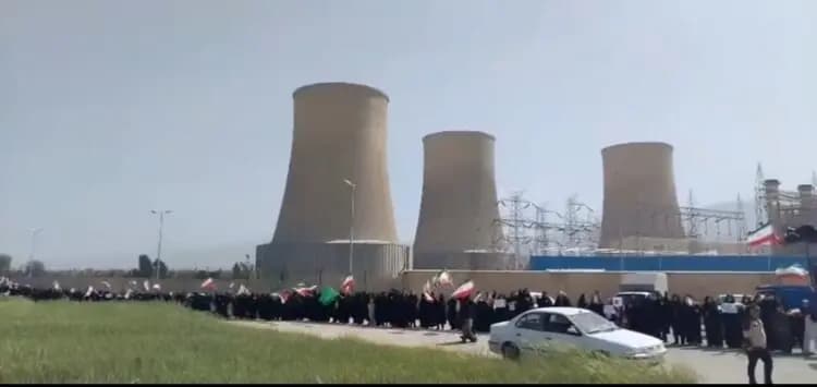 سلسلة بشرية أمام محطات الطاقة في إيران