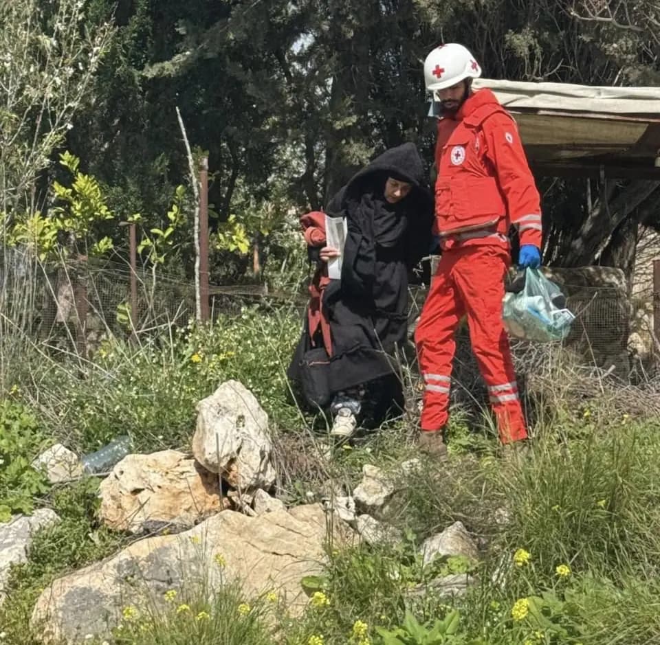 أسبوعان من الصمود تحت الغـ.ارات.. الصليب الأحمر يُنقذ سيدة من أرنون