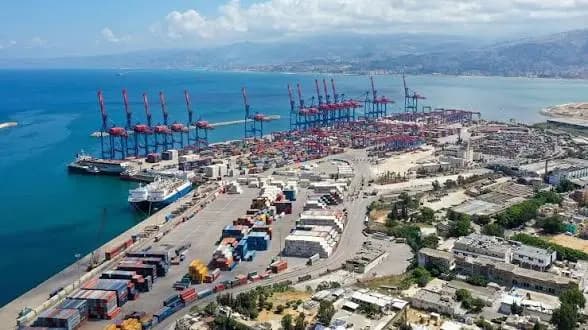 بيروت تتسلم شحنة مساعدات من مصر