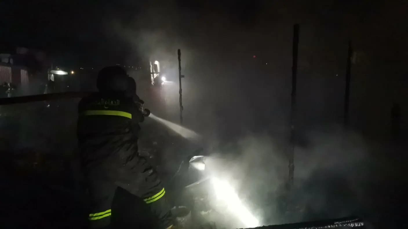 بالصور.. إخماد حريق داخل مخيم للنازحين في برالياس