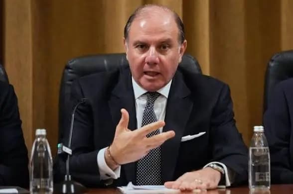 حاكم المصرف و"نوابه" إلى فرنسا!