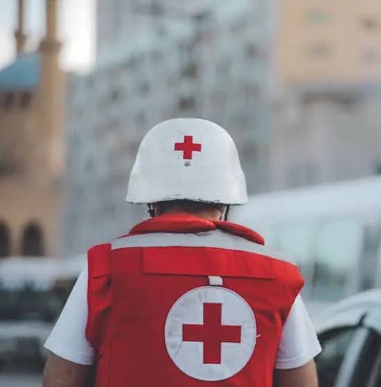 استهداف سيارة للصليب الأحمر في تبنين!