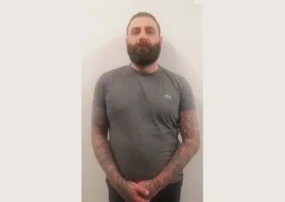 ينتحل صفة أمنية.. وهدفه "السرقة"!